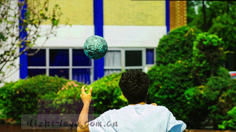 足球轨迹线条与球场几何抽象画